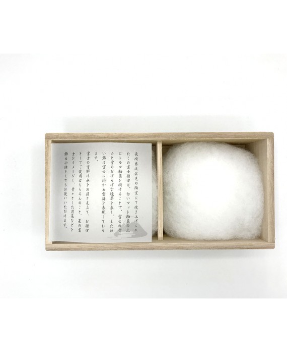 A l'ouverture de la boîte, les coupelles sont prises dans un nuage de coton.